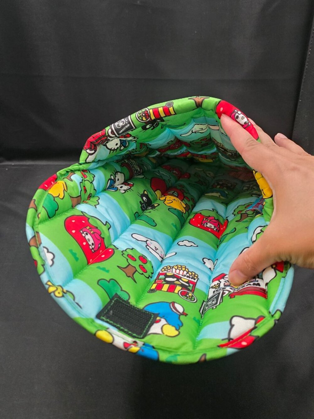 Baggu 16" Puffy Laptop Sleeve in the Hello Kitty and Friends Scene print - Picture 3 of 4